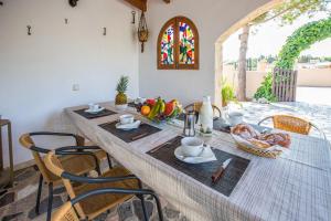 mesa de comedor con mantel y fruta en Villa Fernando, en Manacor