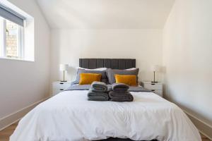 Кровать или кровати в номере 2BD Mews House, Wanstead