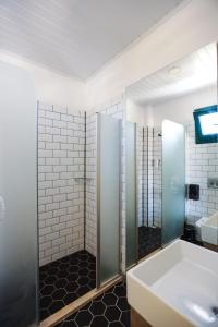 a bathroom with a tub and a sink at Limon Inn Hotel, Taşucu in Tasucu