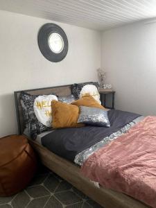 Un pat sau paturi într-o cameră la Appartement spacieux proche de paris
