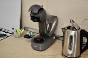 un mixeur posé sur un comptoir à côté d'une bouilloire à thé dans l'établissement Enjoy Apartments - Central Villa Retreat, à Cluj-Napoca