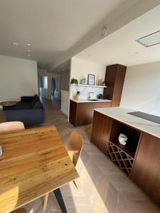 A kitchen or kitchenette at Old South - Luxury Apartment