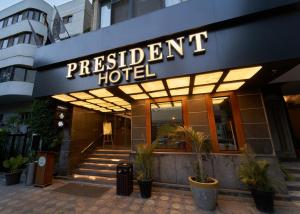een hotel met een bord waarop staat "President hotel" bij The President Hotel Cairo in Caïro