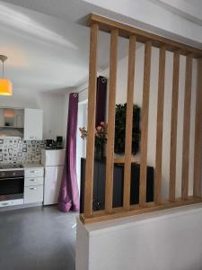 kuchnia z drewnianymi schodami w pokoju w obiekcie Apartments Lavel w Trogirze