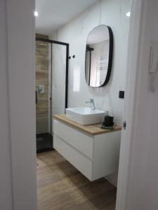 Ένα μπάνιο στο Apartamento AIRES DEL NORTE, con ASCENSOR y WiFi gratis +71 φωτογραφίες
