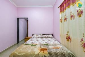 a small bedroom with a bed and a curtain at Madrid Home 2 min walk to Beach in Arambol