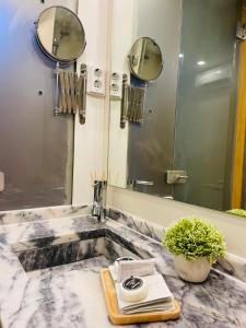 y baño con lavabo y espejo. en Douro River Apartments, en Vila Nova de Gaia