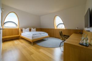 a bedroom with a bed and two arched windows at das Ox in Münster