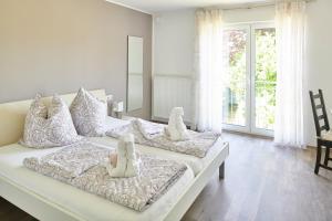 dos camas con animales de peluche en una habitación en Schwanenhof Hotel und Restaurant en Erkelenz
