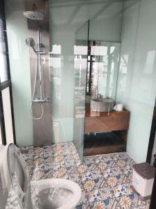 een badkamer met een douche en een toilet bij Moon Village in Hanoi