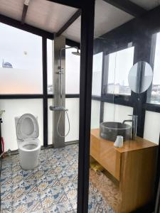 een badkamer met een douche en een toilet in een kamer bij Moon Village in Hanoi