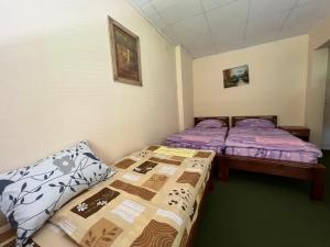 two beds in a small room withermottermottermottermott at Villas by Expert Vrelo Bosne in Vruci