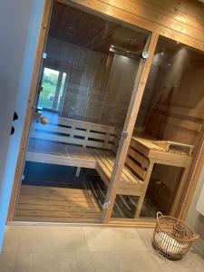 duża drewniana sauna z ławką w pokoju w obiekcie Apartament nad rzeką z sauną w mieście Tschicherzig Kreis Züllichau