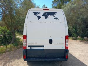 Un furgone bianco con una mappa del mondo sul retro. di Furgoneta Camper Gran Volumen a Palma de Mallorca
