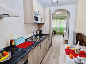 eine Küche mit Spüle und Arbeitsplatte in der Unterkunft Jardines del Sur, 3 Bedroom in Los Cristianos
