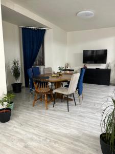 ein Esszimmer mit Tisch und Stühlen in der Unterkunft Calypso House in Jiblea Veche