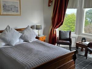 1 dormitorio con 1 cama, 1 silla y 1 ventana en Mansion House, en Scarborough