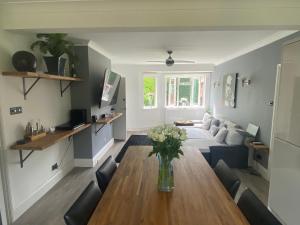 sala de estar con mesa y sofá en LT Apartments Stoneygate - 2 Bed, en Leicester