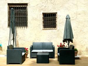 グラナダにあるCasa con vistas a la Alhambra y jardín privadoの建物の隣の椅子