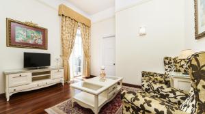 a living room filled with furniture and a tv at Globales Reina Cristina in Algeciras
