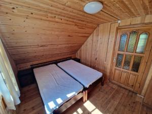 Postel nebo postele na pokoji v ubytování Bajāri - Pirts - Banya