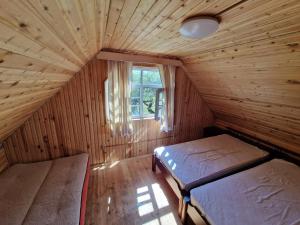 Postel nebo postele na pokoji v ubytování Bajāri - Pirts - Banya