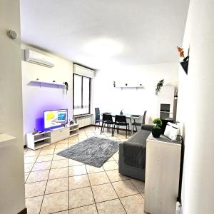 ein Wohnzimmer mit einem Bett und einem TV. in der Unterkunft Appartamento Moderno Gallarate in Gallarate