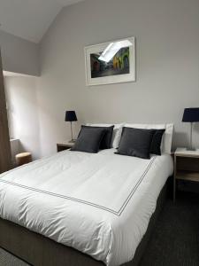 Posteľ alebo postele v izbe v ubytovaní Number One Townhouse