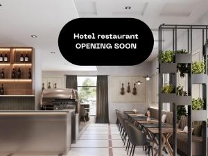 布拉格的住宿－Hotel Maestro by Adrez，一家标有酒店餐厅即将开业的标志的餐厅