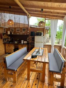 CozyVan Каравана под Наем في سوزوبول: طاولة وكراسي خشبية في غرفة المعيشة