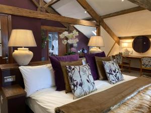 1 dormitorio con 1 cama grande con almohadas en The Cawdor en Llandeilo
