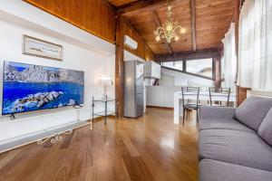 sala de estar con sofá y mesa en Exclusive Roth Apartments en Sassari