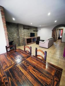 sala de estar con mesa de madera y sofá en Casa Castillo de Santiago Barbate, en Barbate