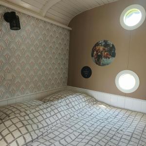 En eller flere senge i et værelse på Pipowagen 't Strunerke