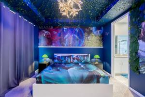 ein blaues Schlafzimmer mit einem Bett mit einer violetten Decke in der Unterkunft No Airbnb Fee 2199 Luxury House in Kissimmee