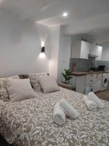 A bed or beds in a room at Le cosy en Intramuros