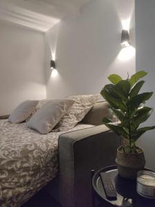 A bed or beds in a room at Le cosy en Intramuros