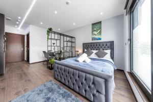 ein Schlafzimmer mit einem großen Bett mit einer blauen Decke in der Unterkunft Serviced Apartment Golders Green Near Central London- 3 in London