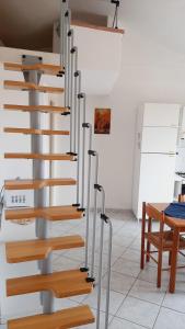 カステルサルドにあるResidence L'Ancoraの台所の螺旋階段