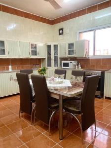 una cocina con mesa y sillas. en شقة مفروشة حي الصفا, en Al Wajh