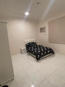 ein Schlafzimmer mit einem Bett in einem Zimmer in der Unterkunft شقة مفروشة حي الصفا in Al Wajh