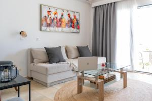 een woonkamer met een bank en een glazen tafel bij Residence City Apartment in Rhodos-stad