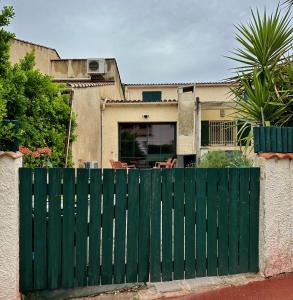 una puerta verde frente a una casa en Studio "Cocon Suspendu" 4 pers-Terrasse-Clim-Barbecue-15km des plages en Montpellier