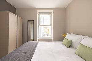 Schlafzimmer mit einem großen weißen Bett und einem Fenster in der Unterkunft Plymouth by Charles Hope in Plymouth