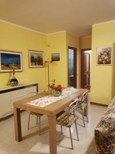 ein Esszimmer mit einem Tisch und Stühlen in der Unterkunft casa vacanze vanda in Assisi