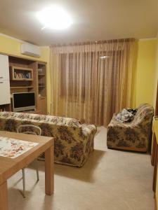 un soggiorno con divano e tavolo di casa vacanze vanda ad Assisi