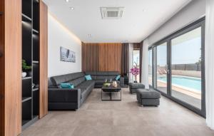 Bazén v ubytování Villa Bellatrix in Fažana with beach front and sea view nebo v jeho okolí