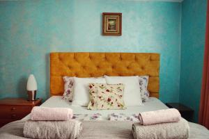 - une chambre dotée d'un lit avec un mur bleu dans l'établissement Marilyn Apartments, à Smederevo