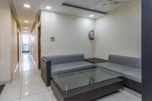un soggiorno con divano e tavolo di Hotel Mehar Residency a Indore