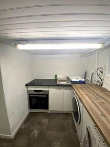 a small kitchen with a counter and a washer at Appartement spacieux proche de paris in Carrières-sur-Seine